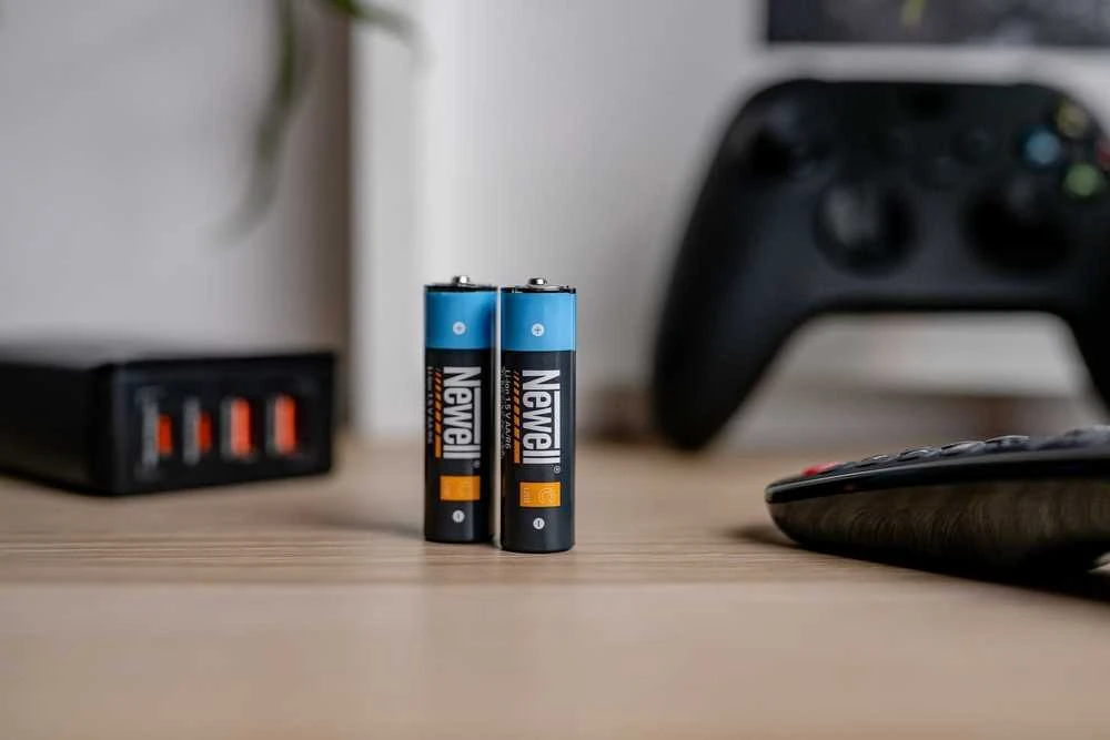 Newell AA USB-C baterijos ant stalo