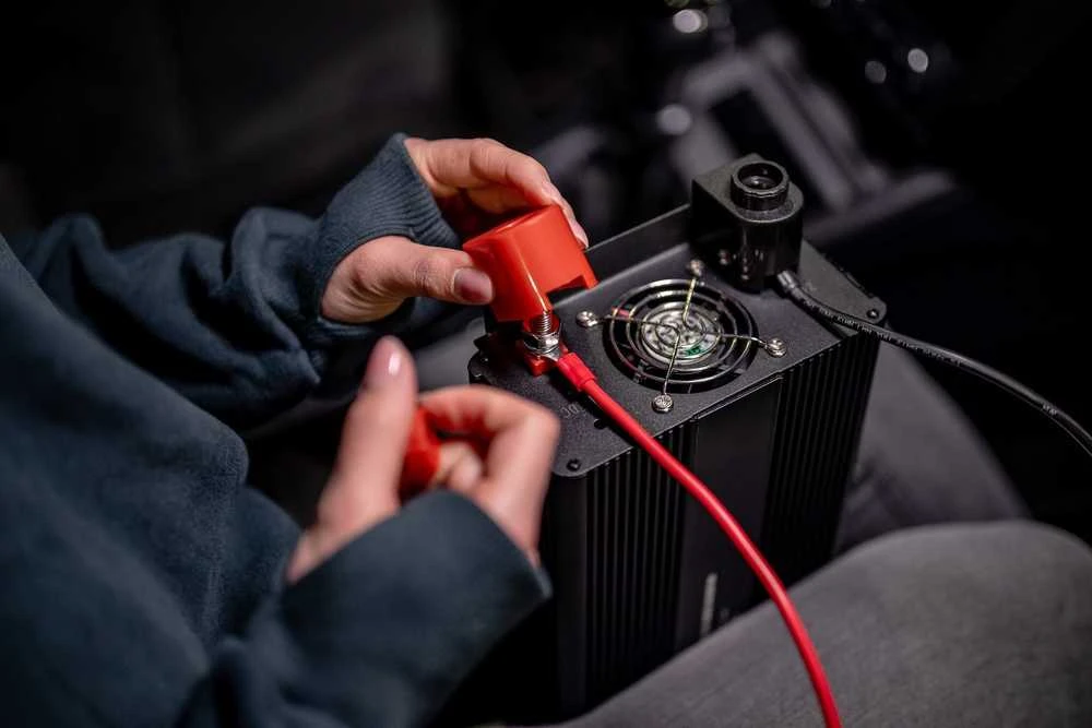 Objektyvas Newell įtampos keitiklis su modifikuota sinusine banga 12 V / 230 V, 2000 vatų