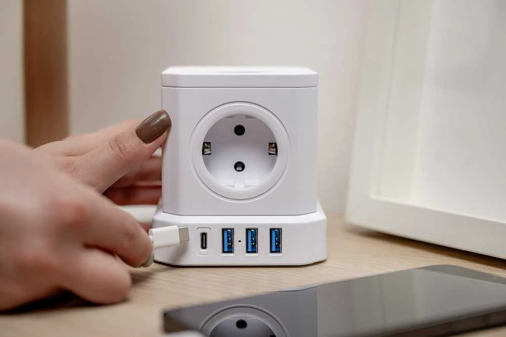 „Newell GaN Power Cube 9in1“ – baltas