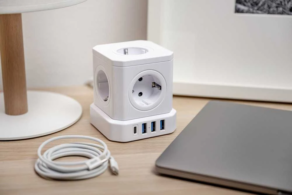 „Newell GaN Power Cube 9in1“ – baltas