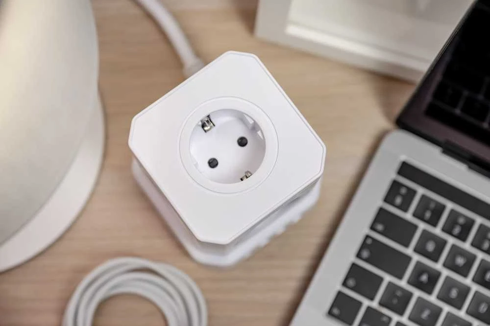 „Newell GaN Power Cube 9in1“ – baltas