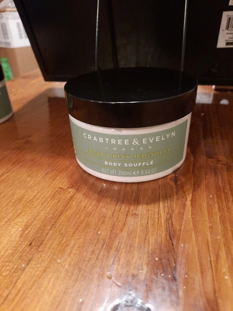 Crabtree & Evelyn Pear & Rožinė Magnolia Hydrating Body Souffle, 250 g