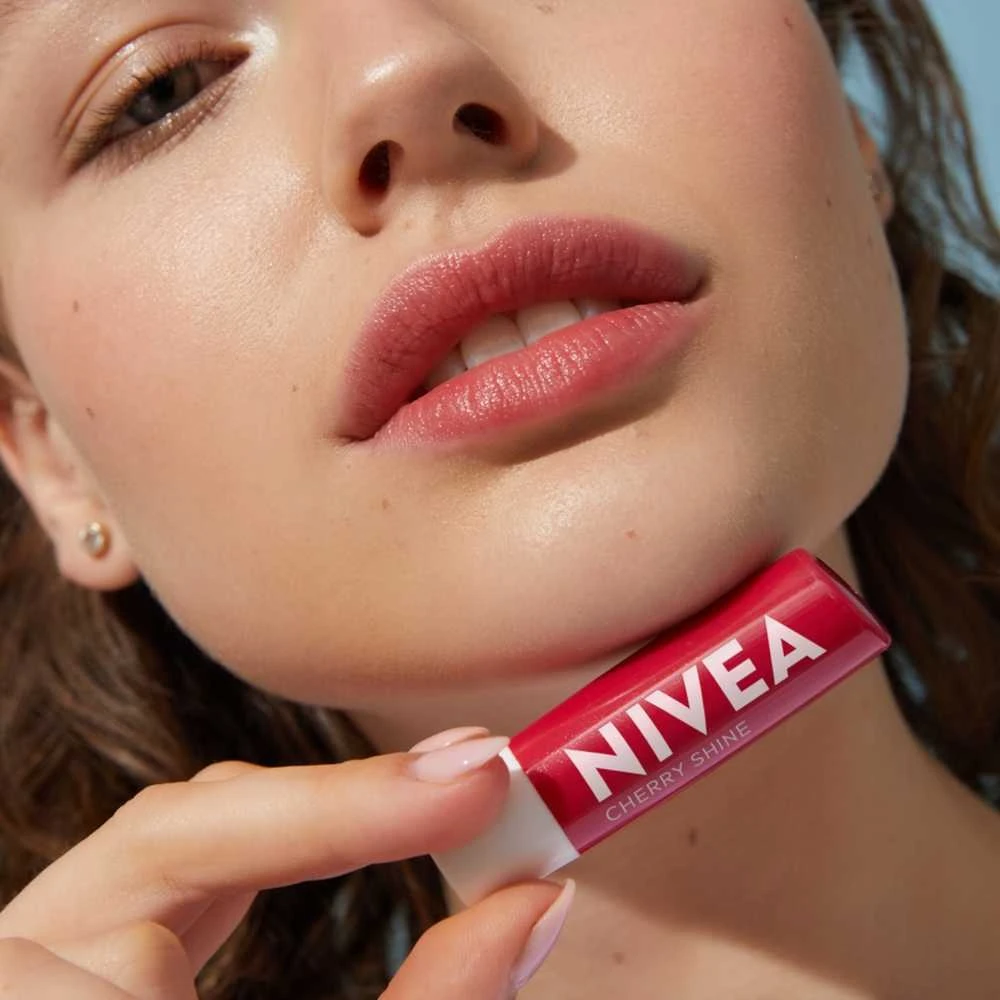 Nivea 24H Moisture lūpų dažai „Vyšnių spindesys“, 4,8 g