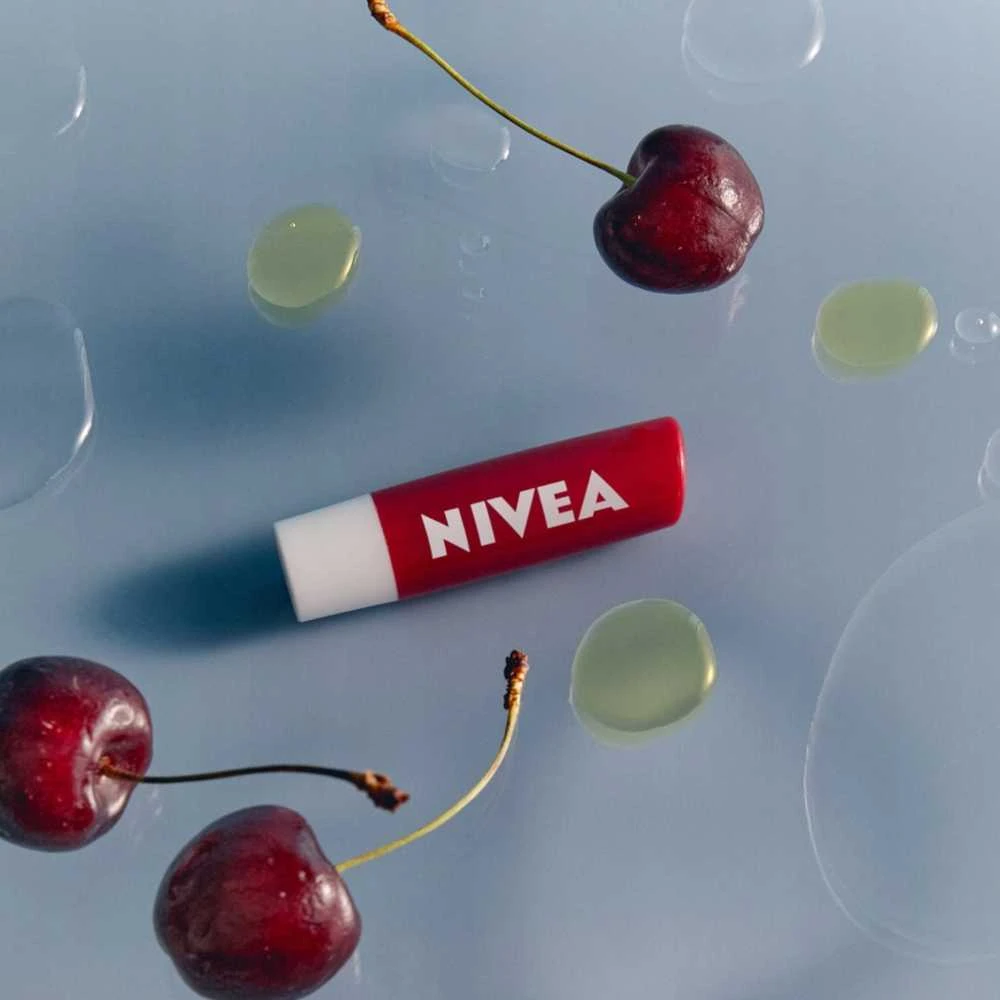 Nivea 24H Moisture lūpų dažai „Vyšnių spindesys“, 4,8 g