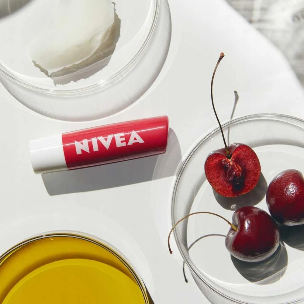 Nivea 24H Moisture lūpų dažai „Vyšnių spindesys“, 4,8 g