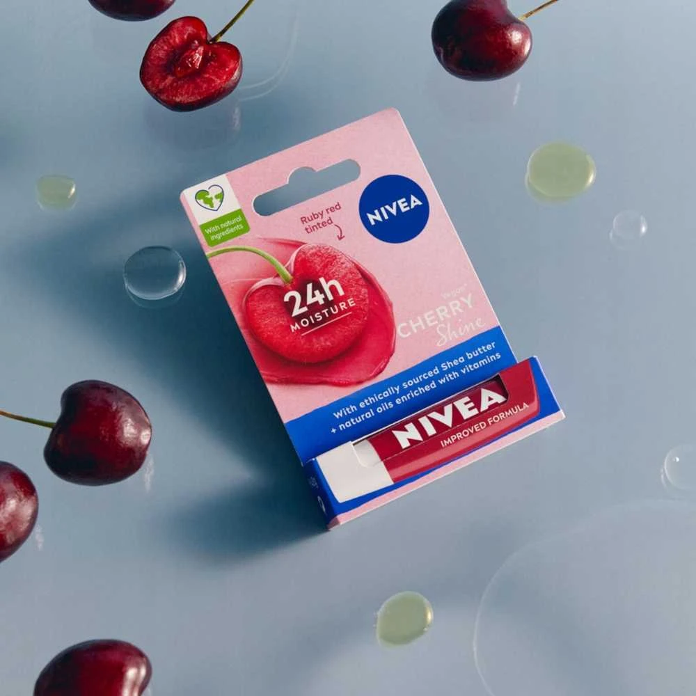 Nivea 24H Moisture lūpų dažai „Vyšnių spindesys“, 4,8 g