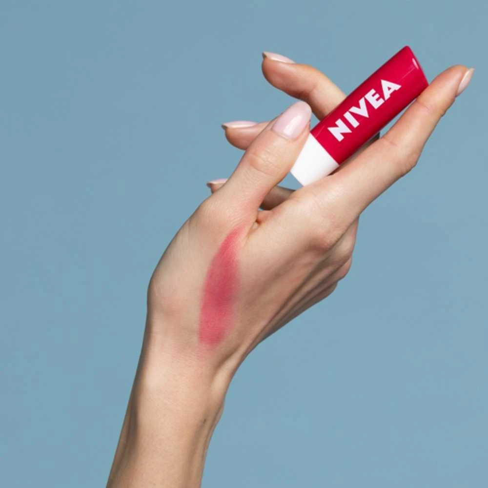 Nivea 24H Moisture lūpų dažai „Vyšnių spindesys“, 4,8 g