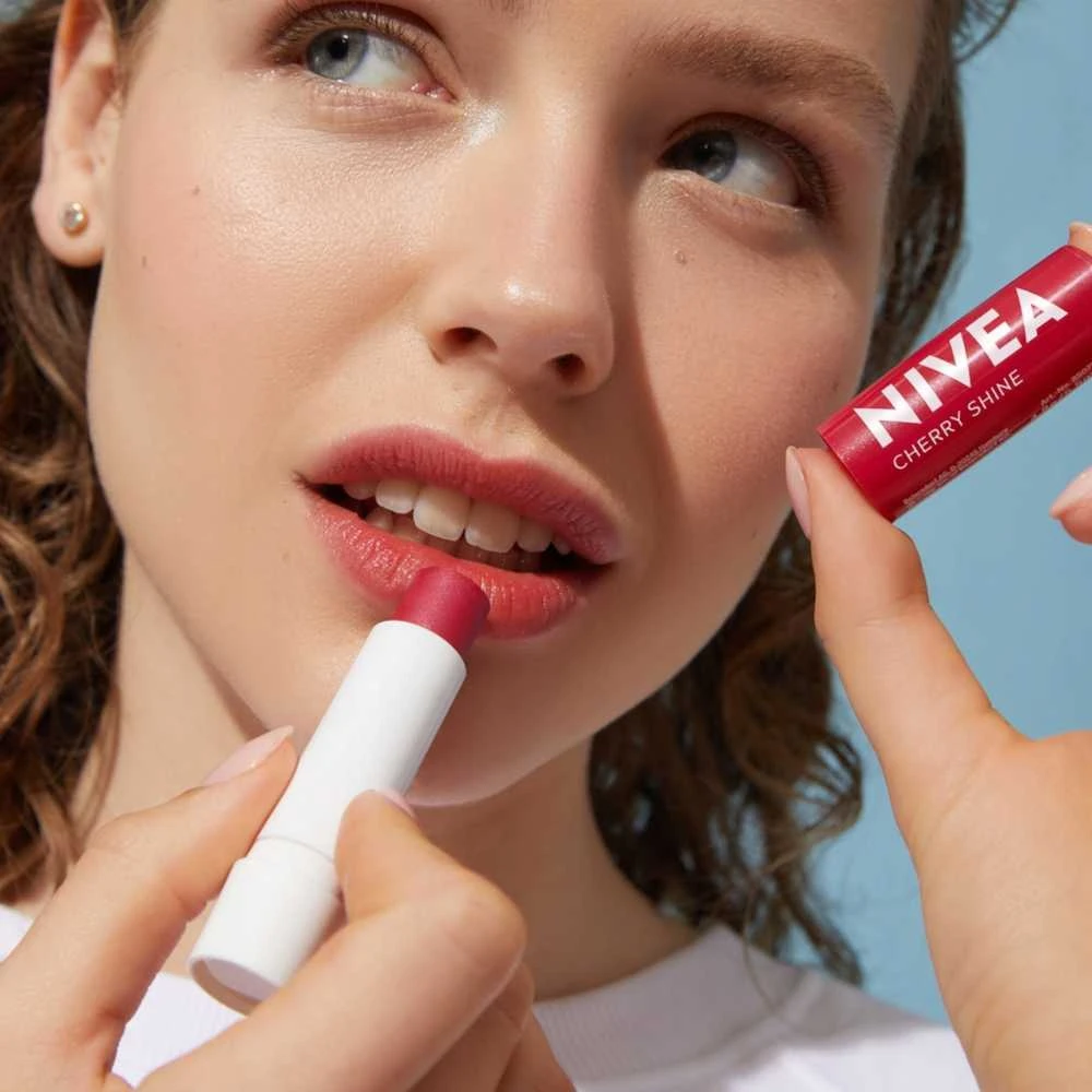 Nivea 24H Moisture lūpų dažai „Vyšnių spindesys“, 4,8 g