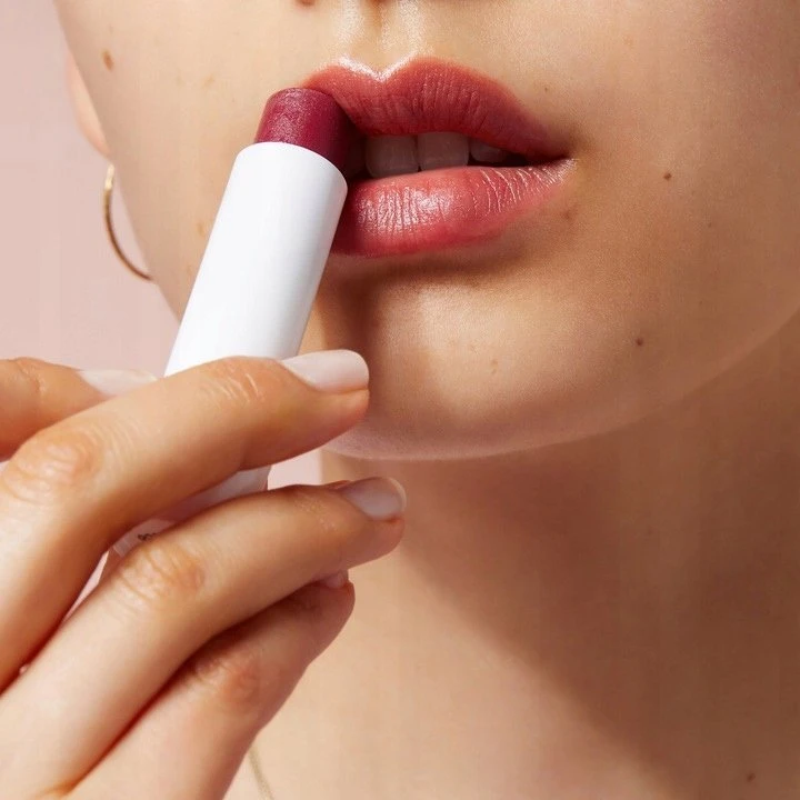 Nivea 24H Moisture lūpų dažai su gervuogių ir žvilgesio efektu, 4,8 g