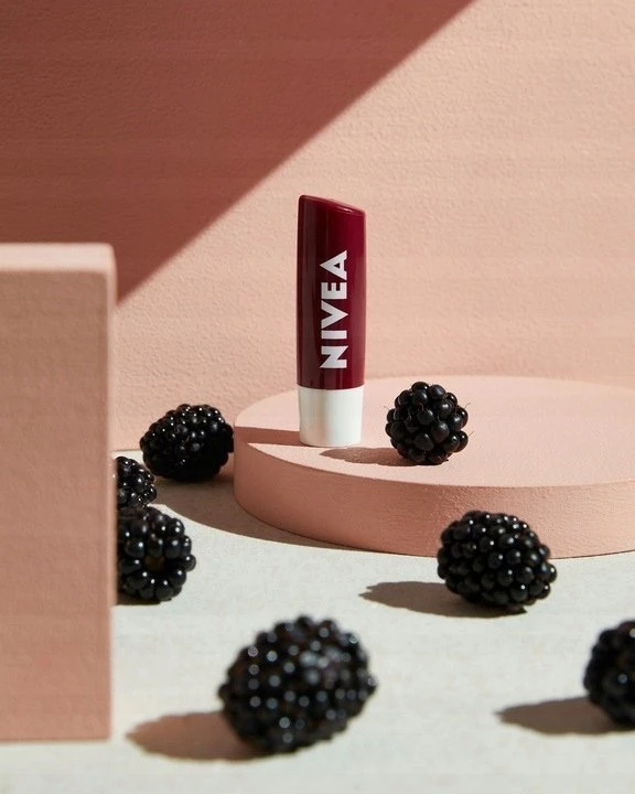 Nivea 24H Moisture lūpų dažai su gervuogių ir žvilgesio efektu, 4,8 g
