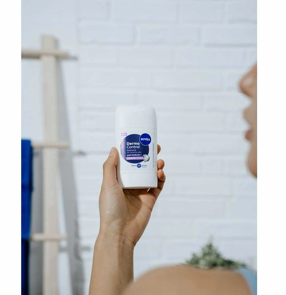 Nivea Derma Control Restore rutulinis dezodorantas rankoje