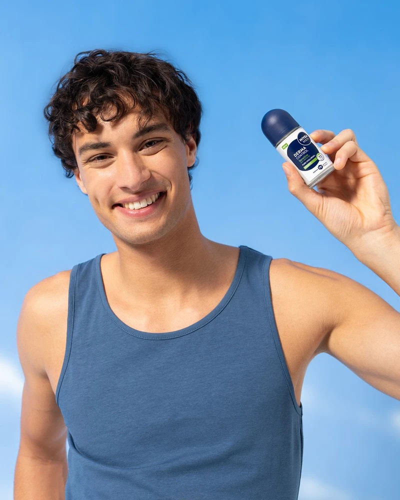 Nivea Men Derma Control rutulinis dezodorantas vyro rankose