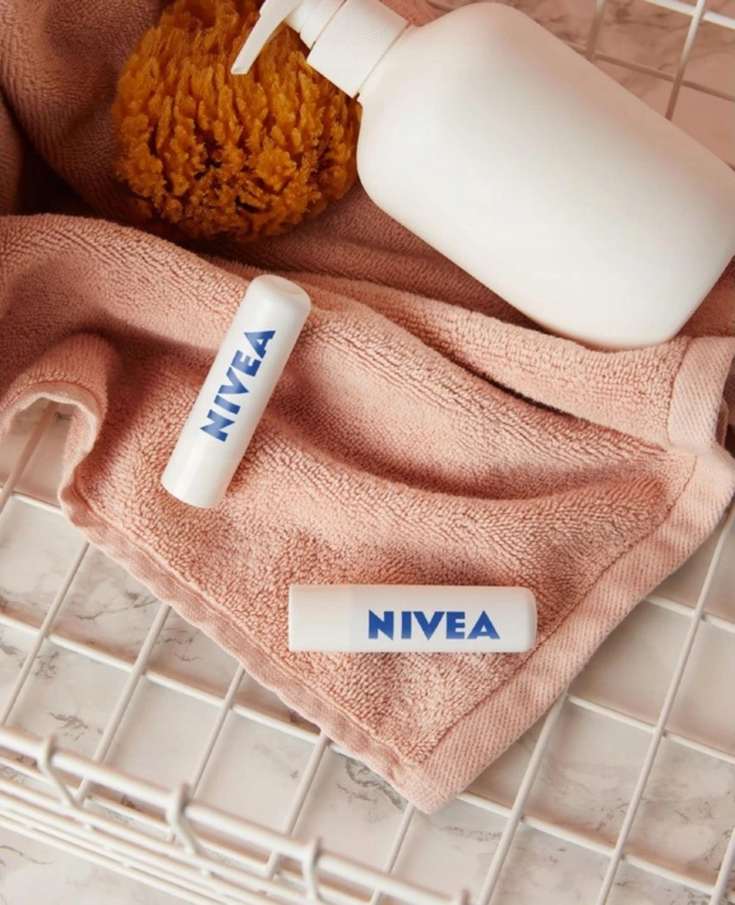 Nivea Med Repair rūpestingi lūpų dažai, 4,8 g