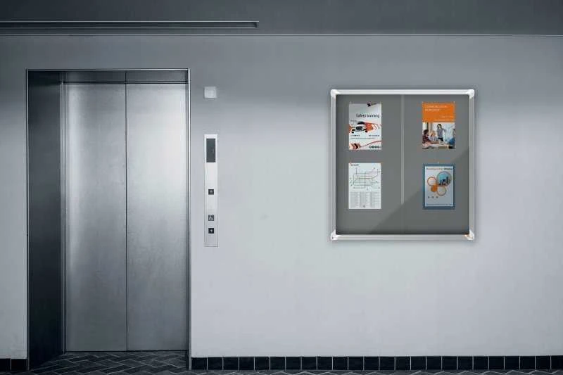 Nobo Gabl pilkas informacinis stendas prie lifto