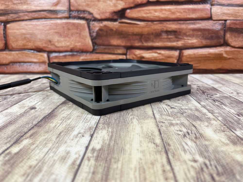 Noctua NA-IS1-14 chromax.juodas tarpikliai 140 mm ventiliatoriams - 2 vnt. rinkinys