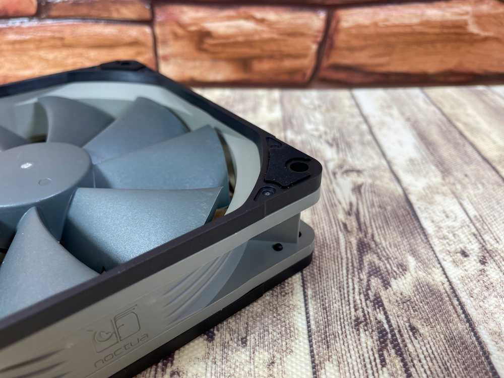 Noctua NA-IS1-14 chromax.juodas tarpikliai 140 mm ventiliatoriams - 2 vnt. rinkinys