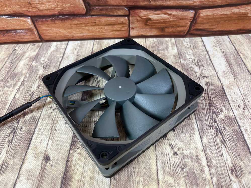 Noctua NA-IS1-14 chromax.juodas tarpikliai 140 mm ventiliatoriams - 2 vnt. rinkinys