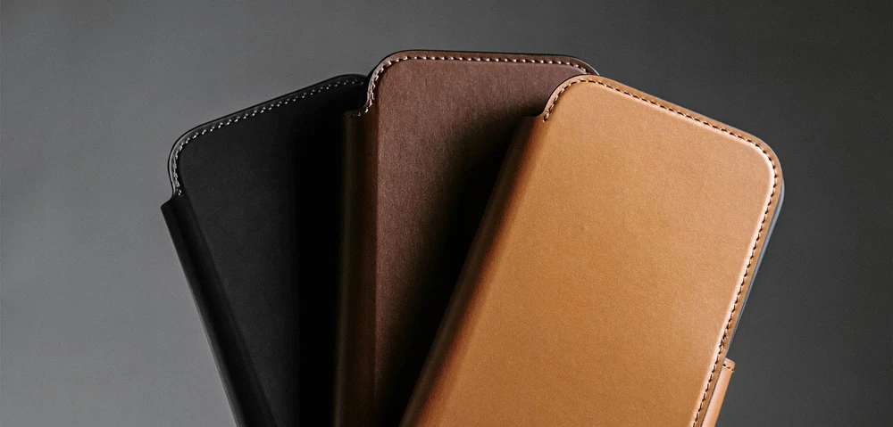 Dėklas Nomad Modern Leather Folio, english tan - iPhone 17 Pro