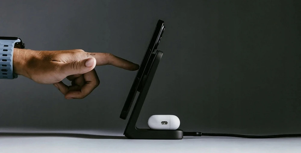 NOMAD Stand One – Qi2.2 25 W belaidis įkroviklis dviem įrenginiams, suderinamas su „MagSafe“, 4-osios kartos (karbidas)