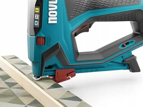 Novus Zszywacz akumulatorowy J-550 komplektas Metabox