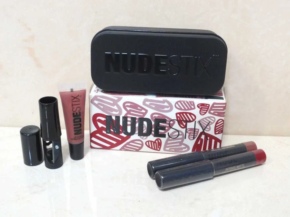 Set Nudestix: Raudona Hot Lips Mini Kit Royal Kreminis Lipstick 04 Nude, 2 ml + Raudona Hot Lips Mini Kit Royal Kreminis Lipstick Posh 2.5 ml