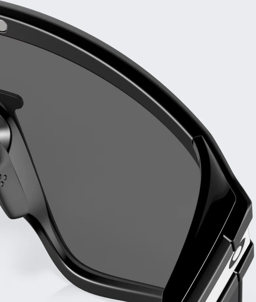 Oakley Latch Panel akiniai, stambus plano lęšio kampas