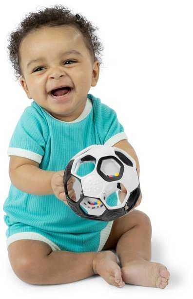 Kūdikis žaidžia su Oball futbolo kamuoliuku