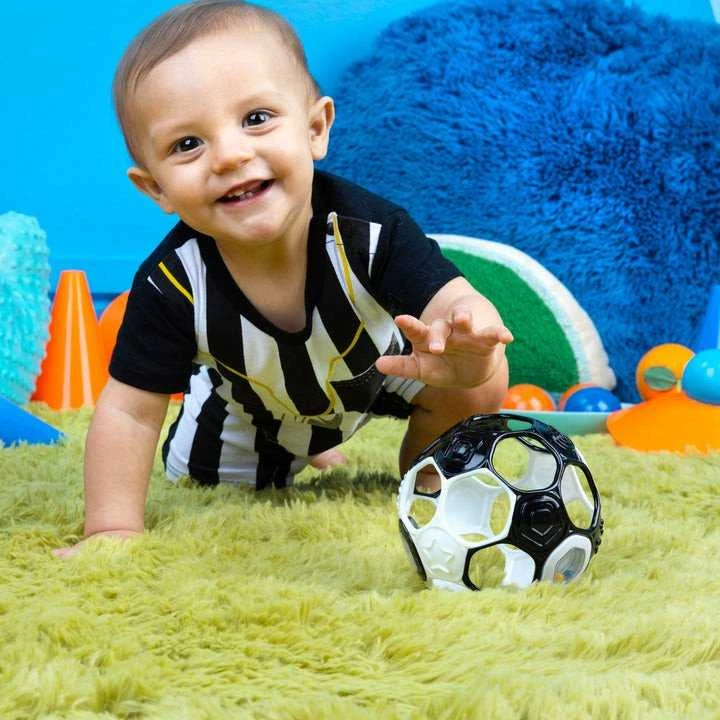 OBALL Rattle Soccer Ball 13cm Juodas Baltas 0m+
