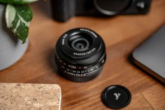 „Voigtlander“ spalvotas „Skopar“ 18 mm f/2.8 objektyvas, skirtas „Fujifilm X“ – juodas