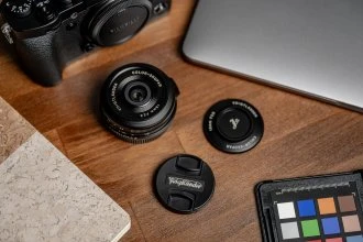 „Voigtlander“ spalvotas „Skopar“ 18 mm f/2.8 objektyvas, skirtas „Fujifilm X“ – juodas
