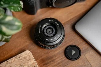 „Voigtlander“ spalvotas „Skopar“ 18 mm f/2.8 objektyvas, skirtas „Fujifilm X“ – juodas
