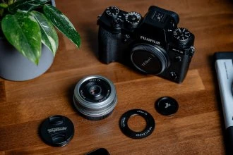 „Voigtlander Ultron 27mm f/2.0“ objektyvas, skirtas „Fujifilm X“ – sidabrinis