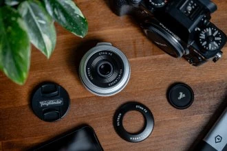 „Voigtlander Ultron 27mm f/2.0“ objektyvas, skirtas „Fujifilm X“ – sidabrinis