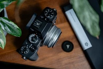 „Voigtlander Ultron 27mm f/2.0“ objektyvas, skirtas „Fujifilm X“ – sidabrinis