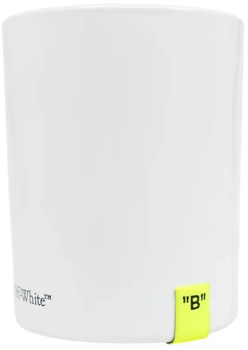 Off White Nebalta „Off-Baltas 'B'“ liepsnojančios medienos kvapo žvakė, 200 g
