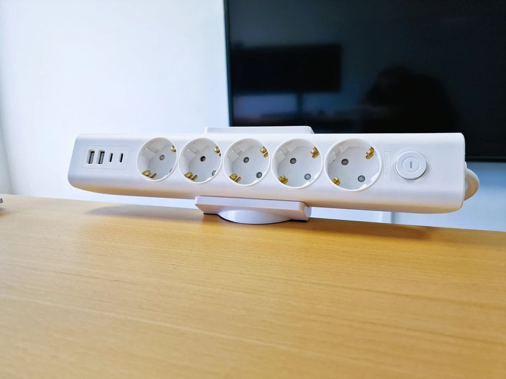Organizatorius MicroConnect Maitinimo juostos stalviršio laikiklis su spaustuku