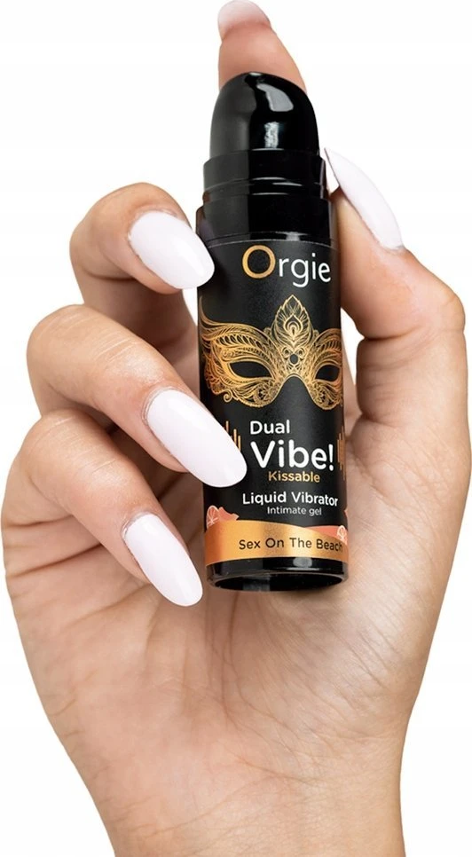 Orgie – dvigubos vibracijos seksas paplūdimyje bučiuojamas skystas vibratorius