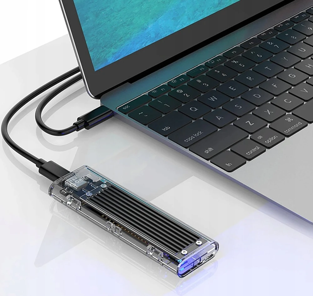 Orico M.2 NVMe dėklas prijungtas prie nešiojamojo kompiuterio
