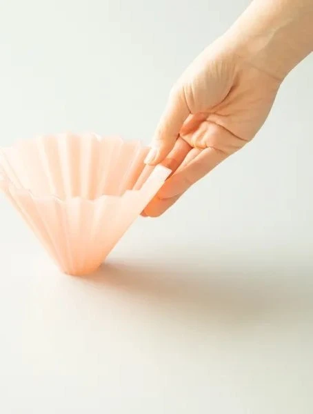 ORIGAMI Air M piltuvėlis matinis rožinis rankoje