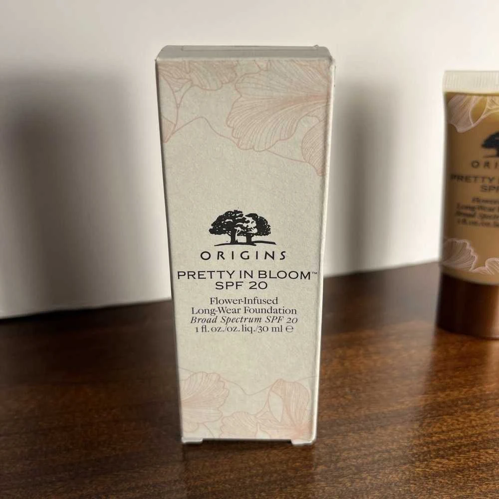 „Origins Pretty In Bloom“ ilgai išliekantis kreminis makiažo pagrindas „710 Very Deep Cool SPF 20“, 30 ml