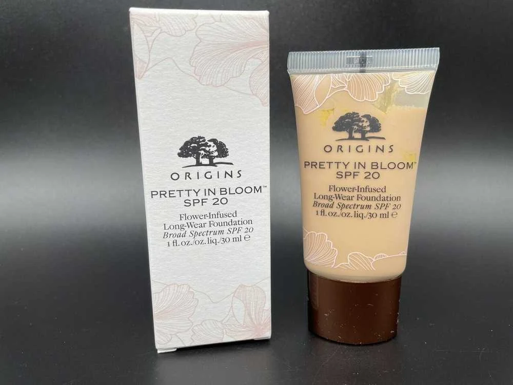„Origins Pretty In Bloom“ ilgai išliekantis kreminis makiažo pagrindas „610 Deep Neutral SPF 20“, 30 ml