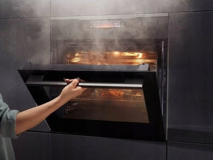 70l.talpos įmontuojama garinė juodos spalvos orkaitė Electrolux EOB8S39WZ