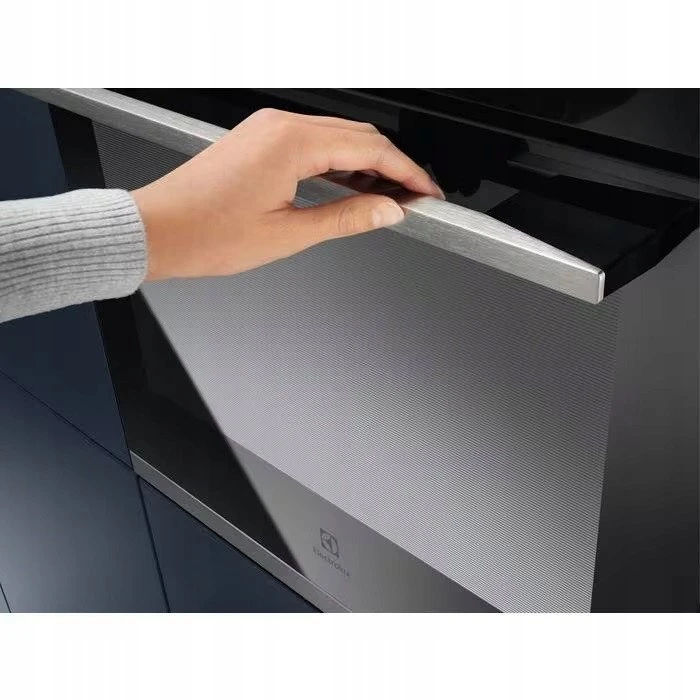 70l.talpos įmontuojama garinė juodos spalvos orkaitė Electrolux EOB8S39WZ