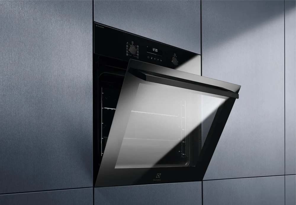 Juodos spalvos orkaitė Electrolux EOD6F77WZ