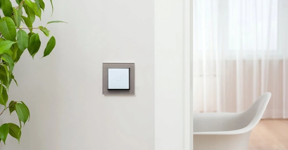 Ospel Vieno paspaudimo mygtukas „Sonata Touch ŁPD-21RS/M/31“ su foniniu apšvietimu 10AX 230V baltas stiklas