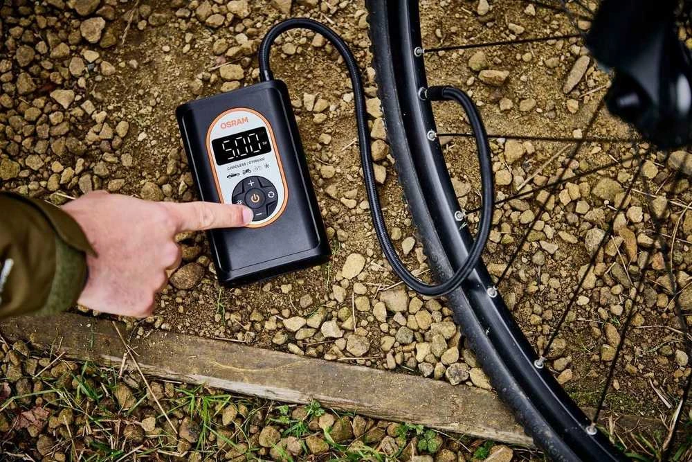 Osram „Carruzzo“ 12 V kompresorius, 8,3 barų – įkraunamas padangų pripūtimo įrenginys su skaitmeniniu apšvietimu