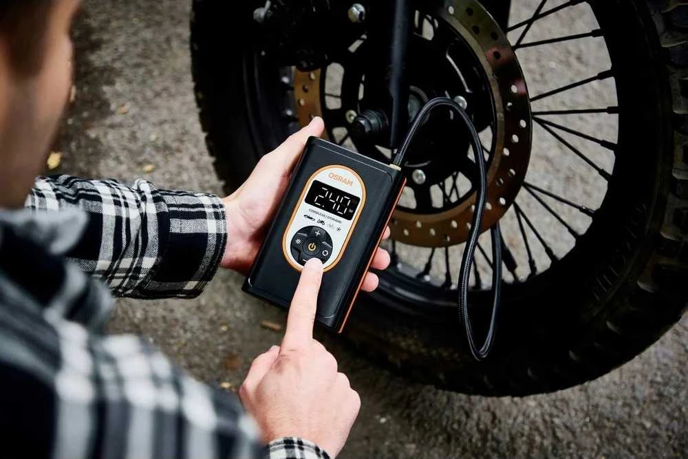 Osram „Carruzzo“ 12 V kompresorius, 8,3 barų – įkraunamas padangų pripūtimo įrenginys su skaitmeniniu apšvietimu