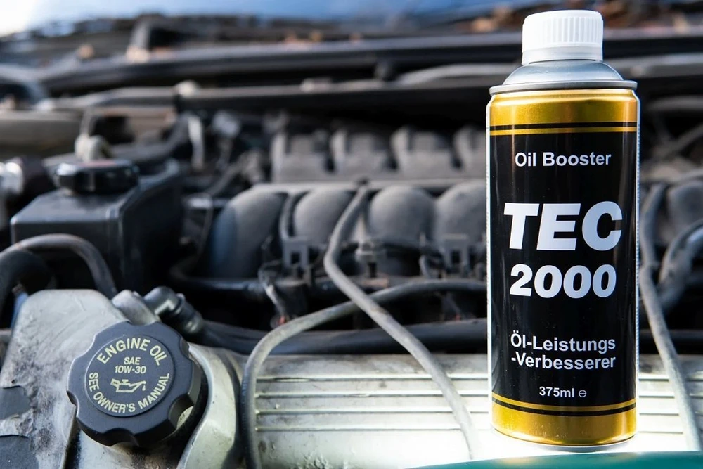 TEC2000 Oil Booster skardinė variklio skyriuje