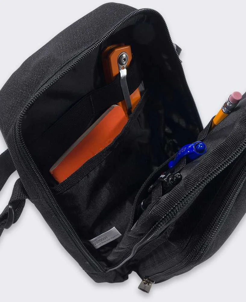 Pacsafe Carhartt rankinė per petį su užtrauktuku, juoda