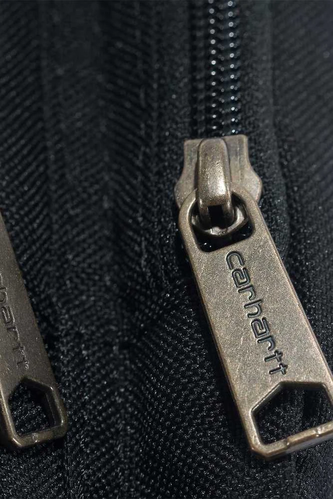 Pacsafe Carhartt rankinė per petį su užtrauktuku, juoda
